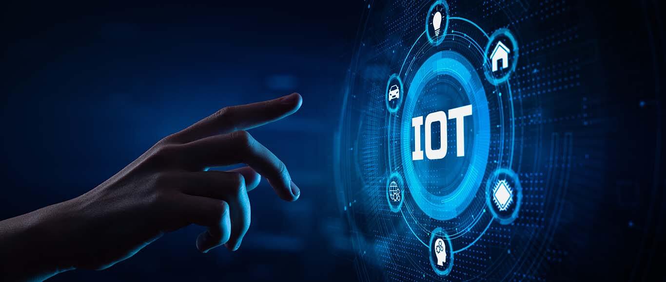 „Hand zeigt auf IoT-Symbol, umgeben von vernetzten Geräten-Symbolen; Darstellung der IoT-Konnektivität