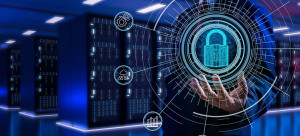 Ein Mann hält digitales Schloss im Datenzentrum; symbolisiert IoT-Sicherheit und Datenschutz in vernetzten Systemen