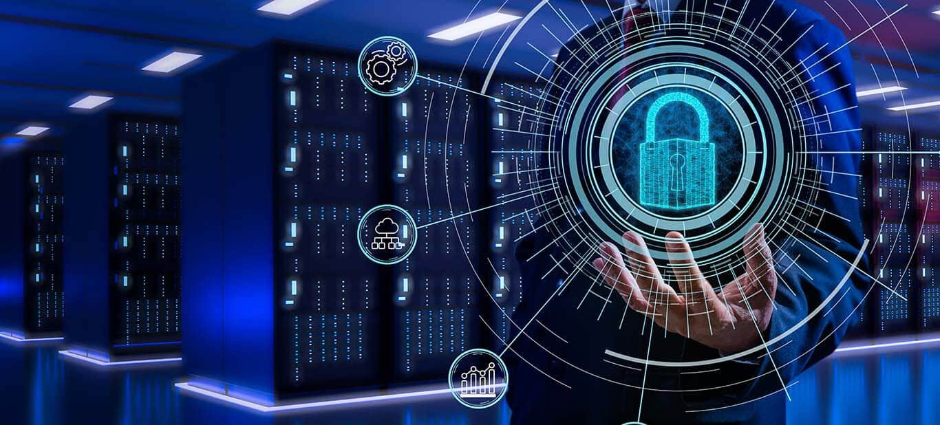 Ein Mann hält digitales Schloss im Datenzentrum; symbolisiert IoT-Sicherheit und Datenschutz in vernetzten Systemen