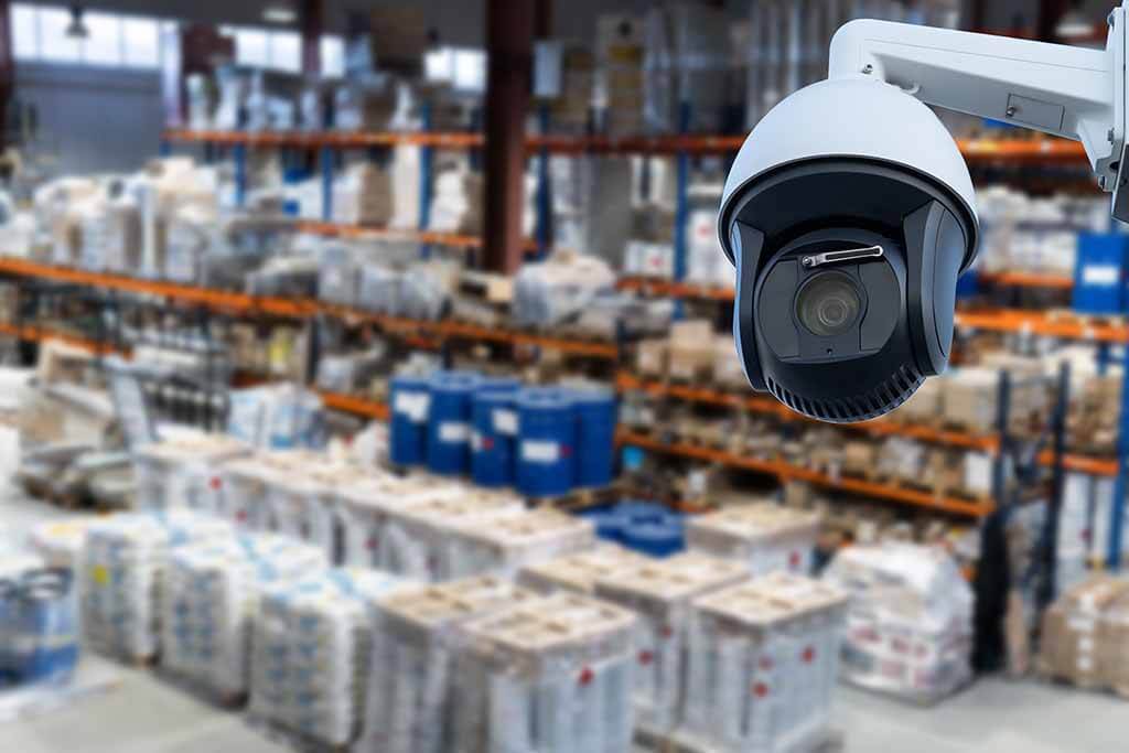 Eine an das IoT angebundene Kamera überwacht ein ein Warenlager