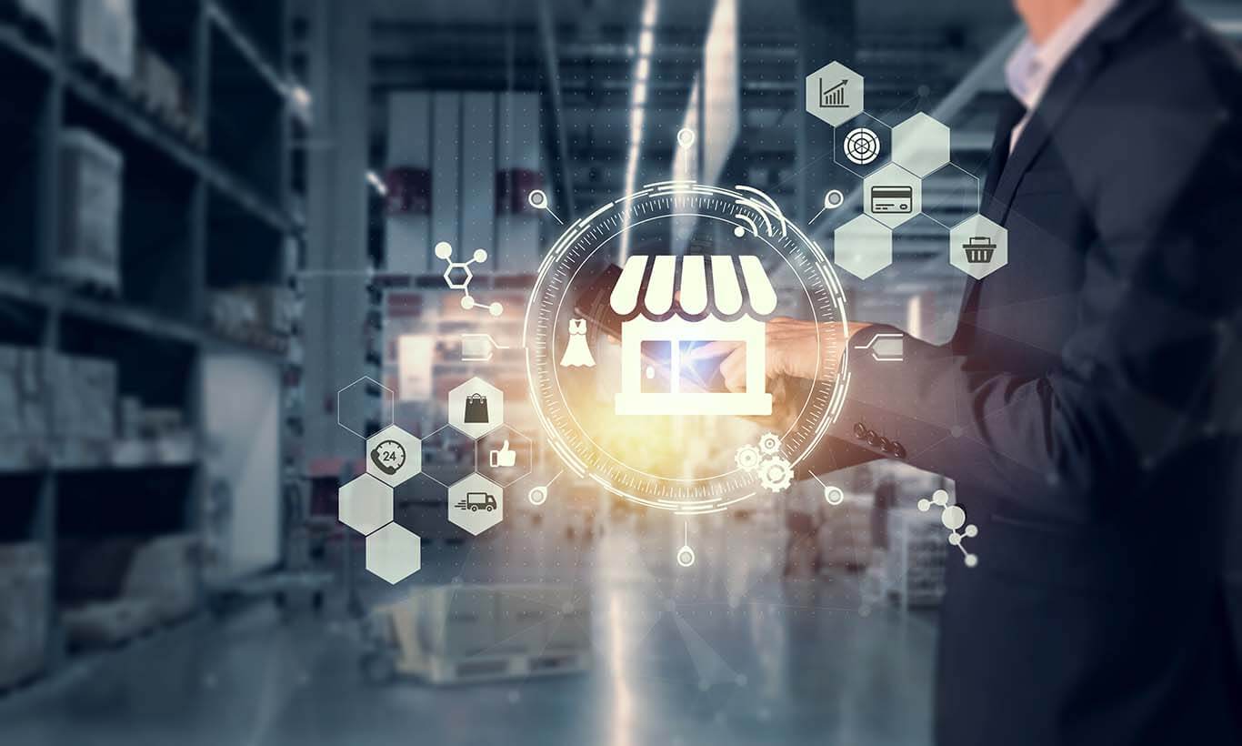 Ein Mann mit Tablet und einer Visualisierung unterschiedlicher Bereiche im Einzelhandel, die IoT-Anwendungen besitzen