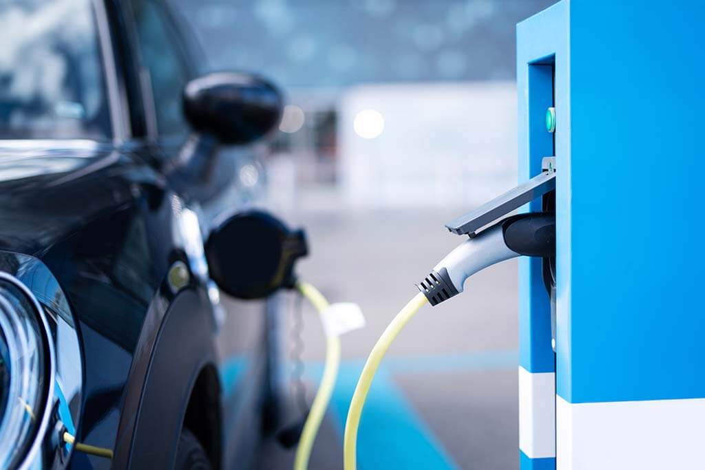 Elektromobilität Elektro-Ladesäule lädt E-Fahrzeug