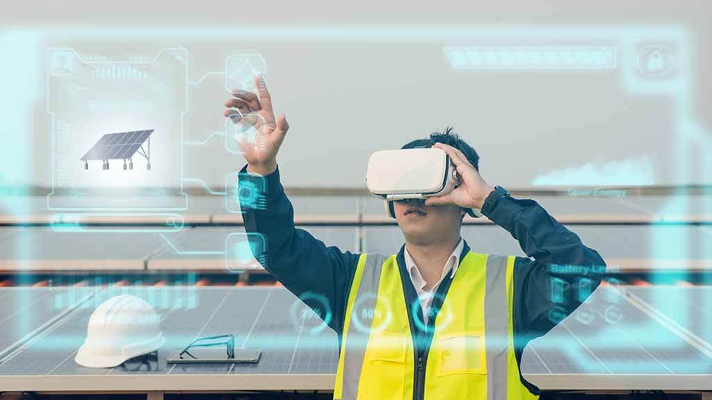 Ein Mitarbeiter führt eine Fernwartung von Maschinen über eine AR-Brille durch