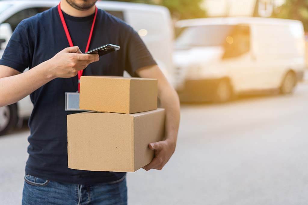 Hermeskurier Kurier scannt Paket