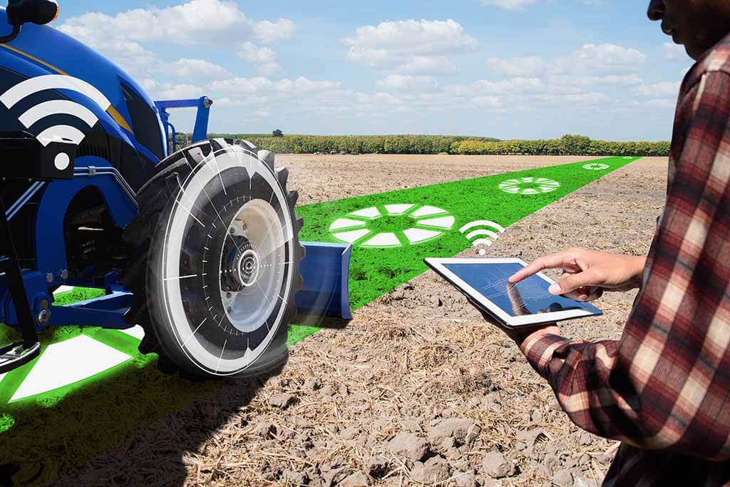 Traktor bearbeitet automatisiert ein Feld