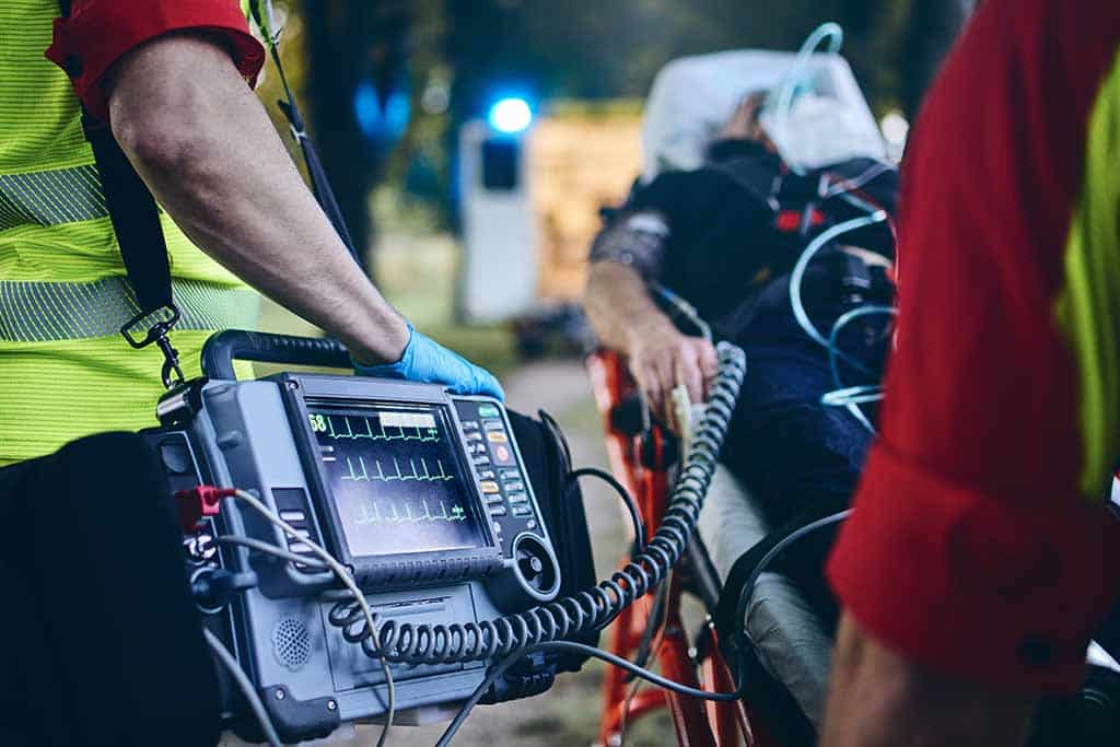 Rettungsdienst überwacht Daten eines Patienten