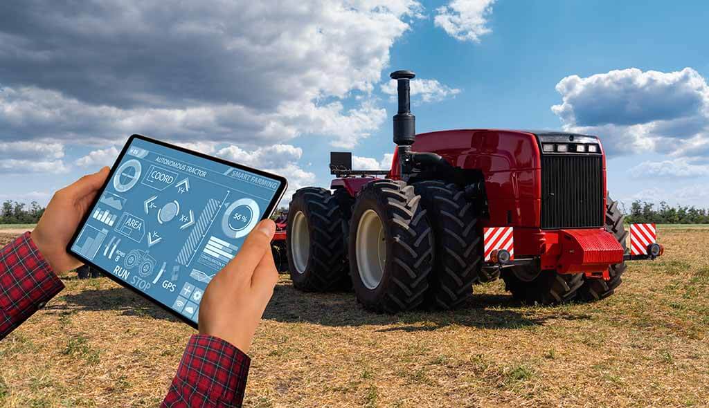 Smart Farming Traktor wird gesteuert und konfiguriert