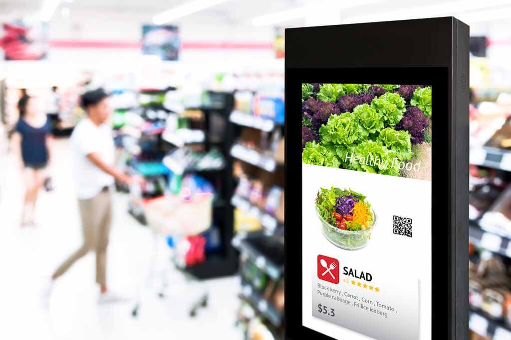 Digitales Werbeschild im Supermarkt