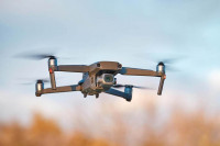 Drohne überwacht Gelände mit Kamera