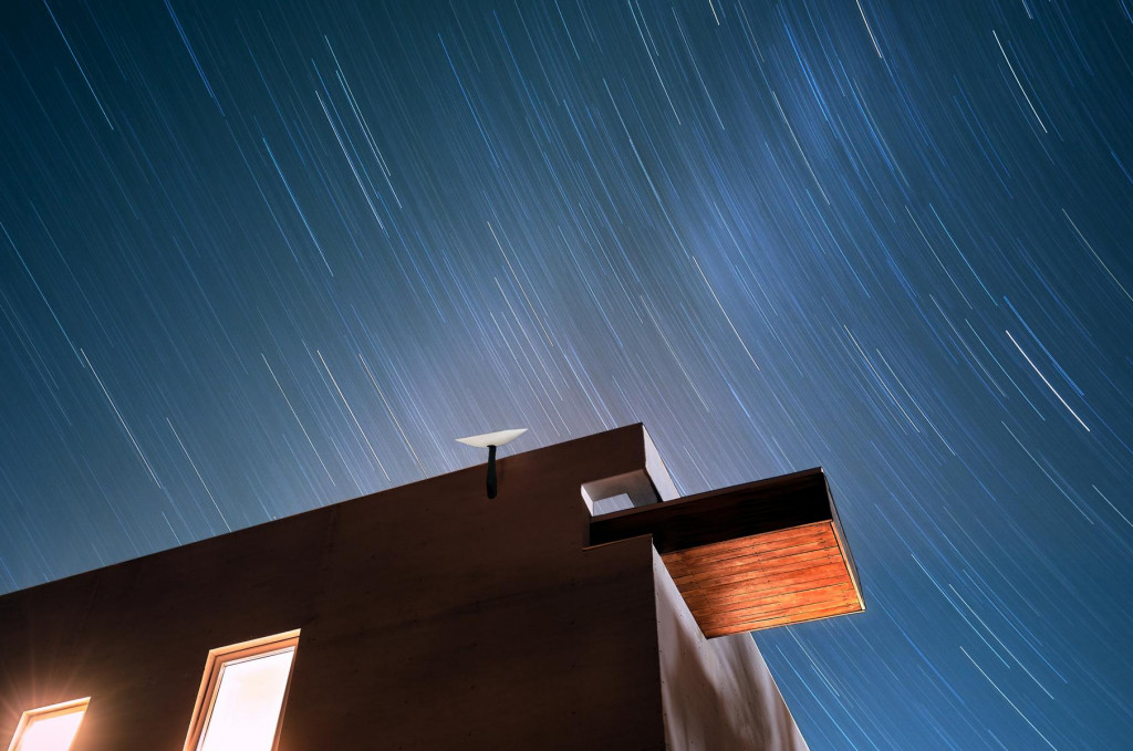 Angebrachte Starlink Antenne am GEbäude